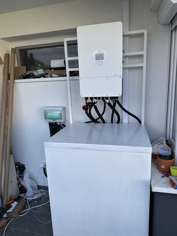 Hibrid inverter és akkumulátoros tároló telepítve családi háznál