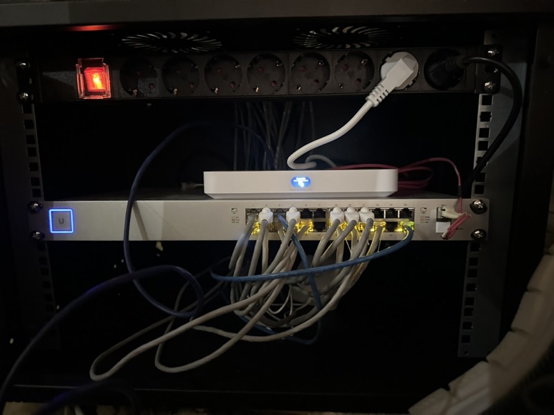 Rack szekrény üzem közben, világító UniFi eszközökkel