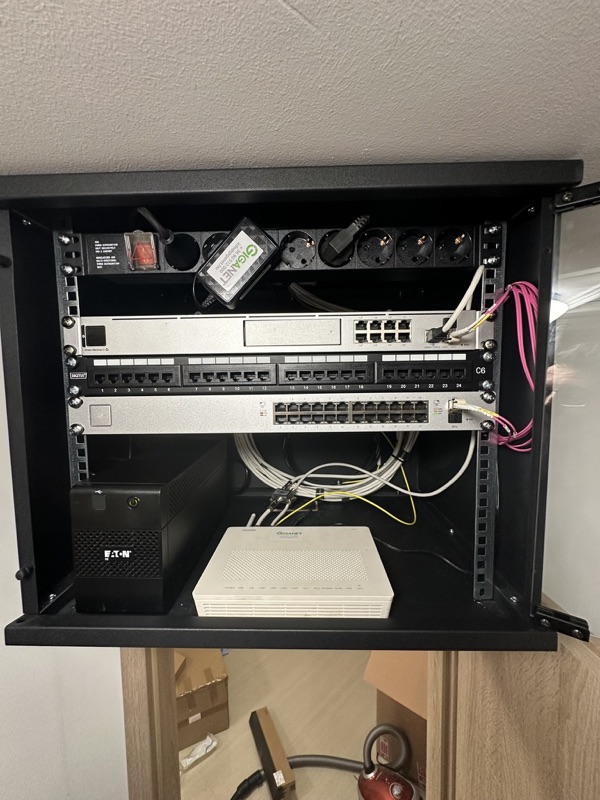 Fali rack készre szerelve: router, patch panel, switch, szünetmentes táp